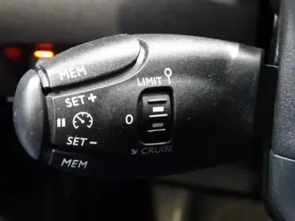 Photo 13 Peugeot 2008  e- 136ch GT