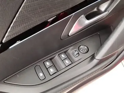 Photo 24 Peugeot 208  PureTech 100 S&S EAT8