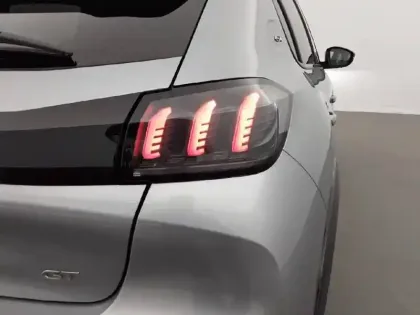 Photo 16 Peugeot 208  PureTech 130 S&S EAT8