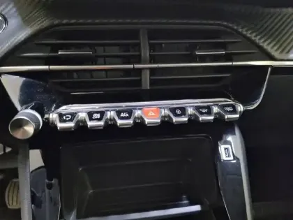 Photo 24 Peugeot 208  BlueHDi 100 S&S BVM6