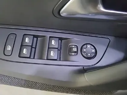 Photo 79 Peugeot 2008  PureTech 100 S&S BVM6