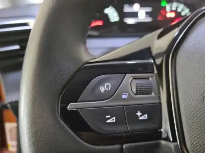 Photo 76 Peugeot 2008  PureTech 100 S&S BVM6