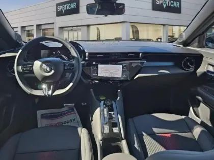 Photo 8 Alfa Romeo Junior  1.2 Ibrida 145ch Speciale e-DCT6