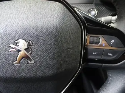 Photo 12 Peugeot 2008  e- 136ch Style