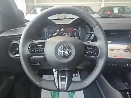 Photo 11 Alfa Romeo Junior  1.2 Ibrida 145ch Speciale e-DCT6