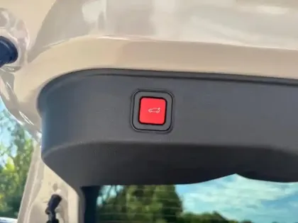 Photo 8 Alfa Romeo Junior  1.2 Ibrida 145ch Speciale e-DCT6