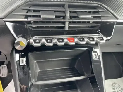 Photo 12 Peugeot 2008  PureTech 100 S&S BVM6 Active