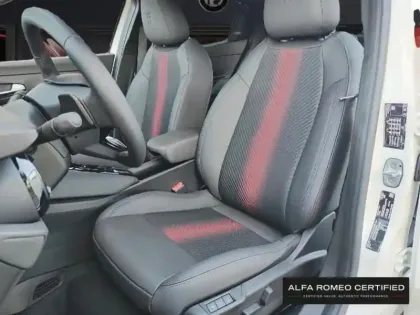 Photo 8 Alfa Romeo Junior  1.2 Ibrida 145ch Speciale e-DCT6