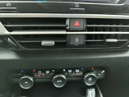 Photo 21 Citroën C4 e- 136 ch Automatique Live