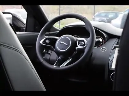 Photo 11 Jaguar E-Pace  P300e PHEV 309ch R-Dynamic HSE