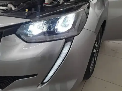 Photo 15 Peugeot 208  PureTech 100 S&S BVM6