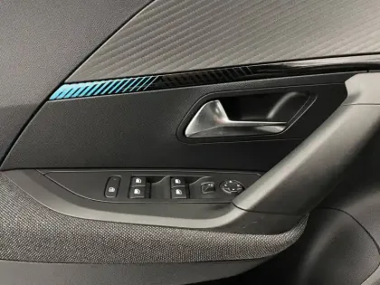 Photo 28 Peugeot 2008  PureTech 100 S&S BVM6