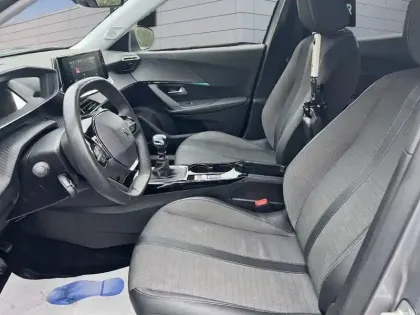 Photo 8 Peugeot 2008  PureTech 130 S&S BVM6