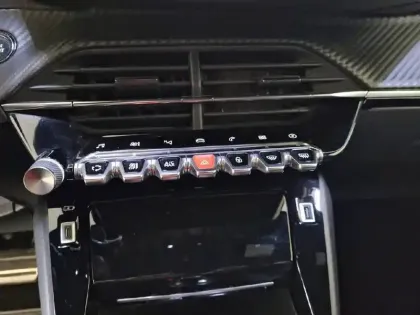 Photo 24 Peugeot 2008  Electrique 136 ch