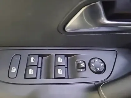 Photo 30 Peugeot 2008  Electrique 136 ch