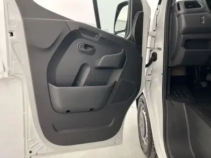 Photo 52 Renault Master  FGN TRAC F3300 L1H2 BLUE DCI 135