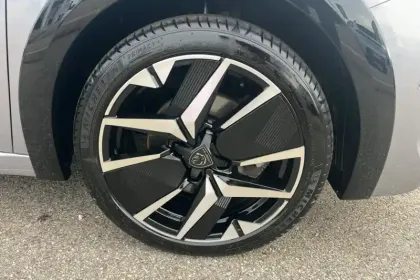 Photo 8 Peugeot 208  Hybrid 136 e-DCS6