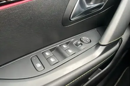 Photo 23 Peugeot 208  Hybrid 136 e-DCS6