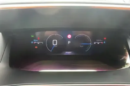 Photo 16 Peugeot 208  Hybrid 136 e-DCS6