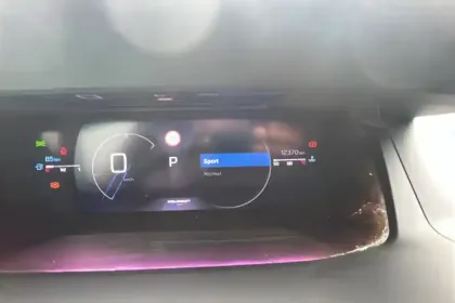 Photo 24 Peugeot 208  Hybrid 136 e-DCS6