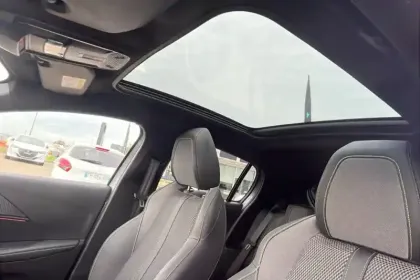 Photo 14 Peugeot 208  Hybrid 136 e-DCS6