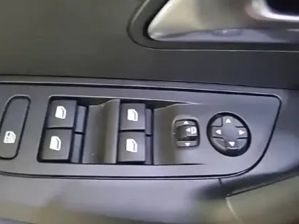 Photo 30 Peugeot 2008  Moteur électrique 136 ch