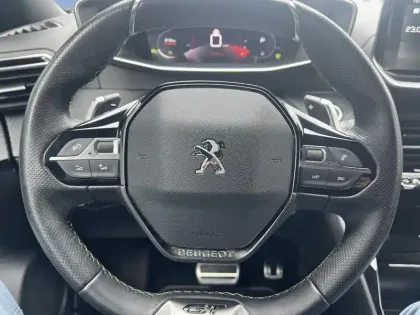 Photo 11 Peugeot 2008  PureTech 130 S&S EAT8 GT