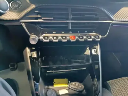 Photo 12 Peugeot 208  PureTech 100 S&S BVM6 GT