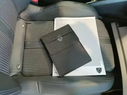 Photo 15 Peugeot 208  PureTech 100 S&S BVM6 GT