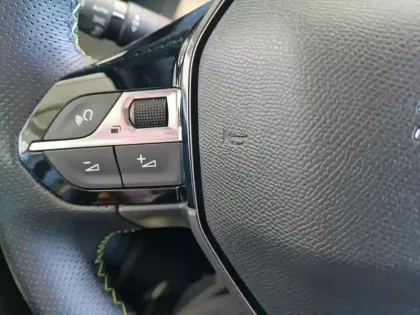 Photo 18 Peugeot 208  PureTech 100 S&S BVM6 GT