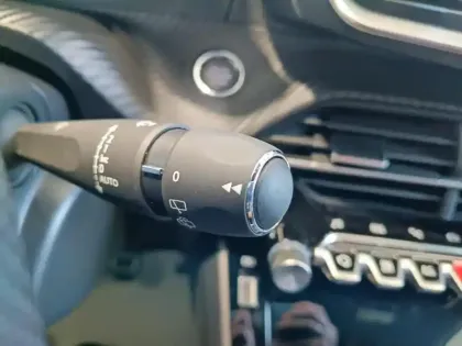 Photo 17 Peugeot 208  PureTech 100 S&S BVM6 GT