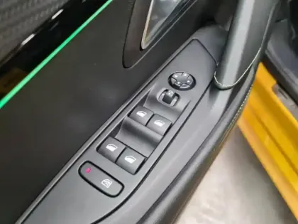 Photo 10 Peugeot 208  e- 136ch GT