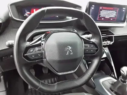 Photo 8 Peugeot 2008  PureTech 130 S&S BVM6