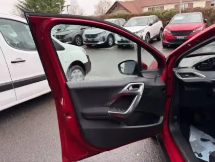 Photo 8 Peugeot 2008  BlueHDi 100ch S&S BVM5