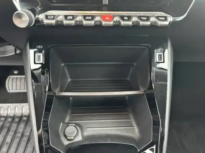 Photo 27 Peugeot 2008  Electrique 136 ch