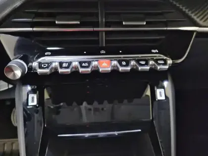 Photo 24 Peugeot 208  PureTech 100 S&S BVM6