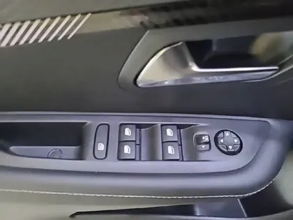 Photo 28 Peugeot 208  PureTech 100 S&S BVM6