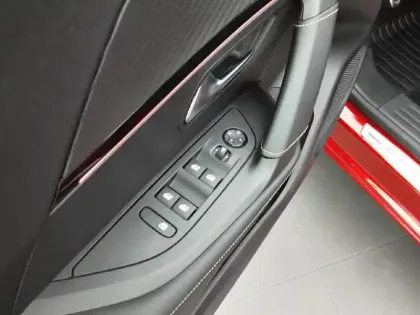 Photo 17 Peugeot 2008  PureTech 130 S&S BVM6