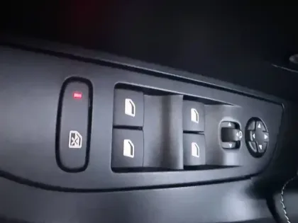 Photo 60 Peugeot 2008  Hybrid 136 e-DCS6