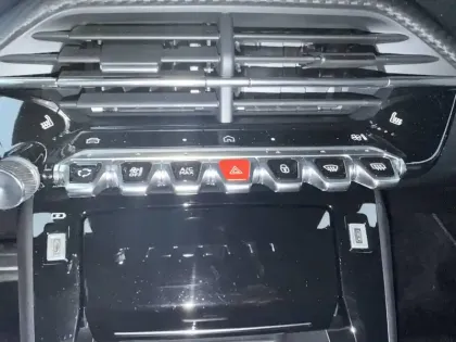 Photo 52 Peugeot 2008  Hybrid 136 e-DCS6