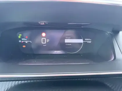 Photo 67 Peugeot 2008  Hybrid 136 e-DCS6