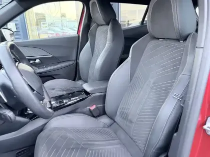 Photo 36 Peugeot 2008  Hybrid 136 e-DCS6