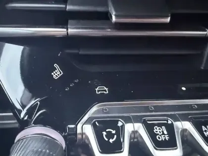 Photo 51 Peugeot 2008  Hybrid 136 e-DCS6