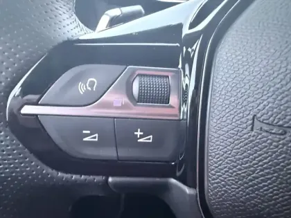 Photo 62 Peugeot 2008  Hybrid 136 e-DCS6