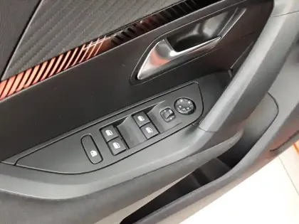 Photo 23 Peugeot 2008  PureTech 100 S&S BVM6