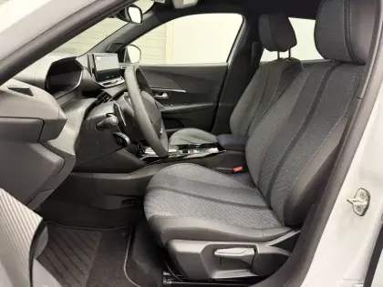 Photo 44 Peugeot 2008  Hybrid 145 e-DCS6