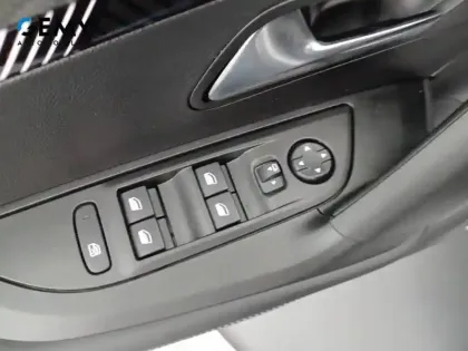 Photo 11 Peugeot 2008  Hybrid 145 e-DCS6