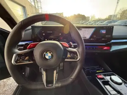 Photo 20 BMW Serie 5 M5 4.4 V8 PHEV 727ch