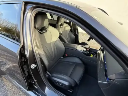 Photo 23 BMW Serie 5 M5 4.4 V8 PHEV 727ch