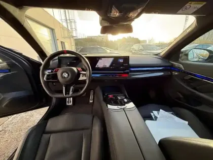 Photo 19 BMW Serie 5 M5 4.4 V8 PHEV 727ch